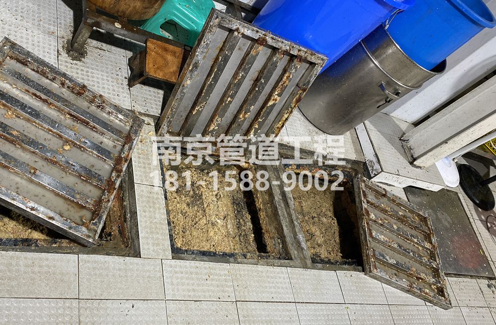 278夫子庙城管中队食堂隔油池清理